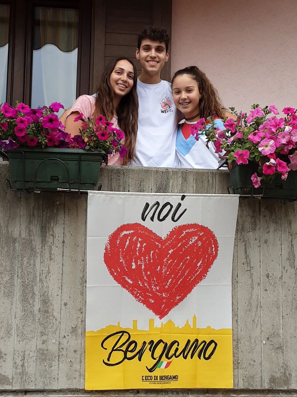 Noemi Andrea Ed Erika Locatelli Case In Festa L Eco Di Bergamo