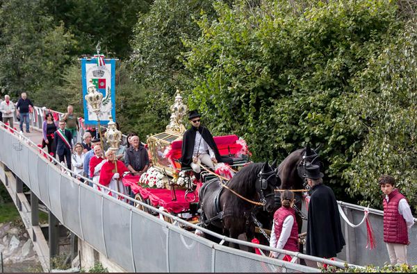 Processione con il corpo del ...