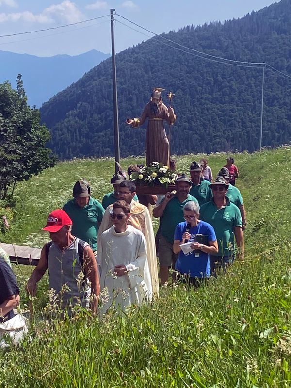 Processione tra i prati