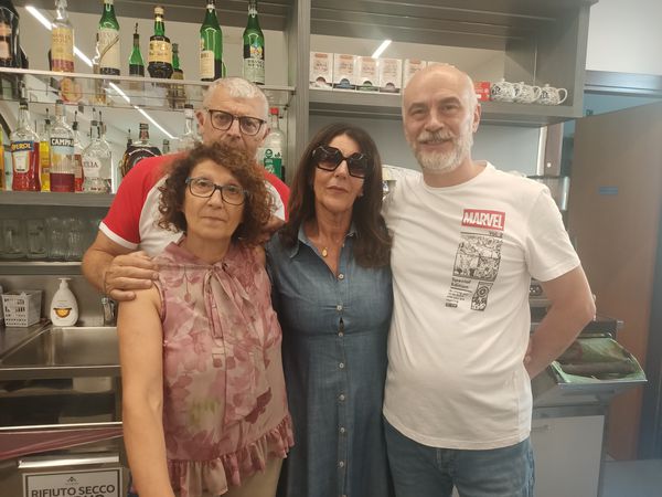 Volontari baristi del centro anziani
